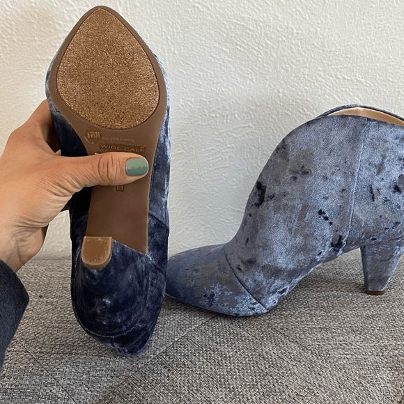 Vince Camuto Evanata pastel blue crushed velvet ANKLE BOOTS size 8W wide calf - Picture 9 of 9